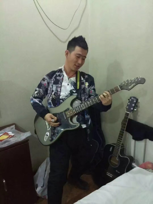 小吉他的第一张照片--邢台相亲服务中心