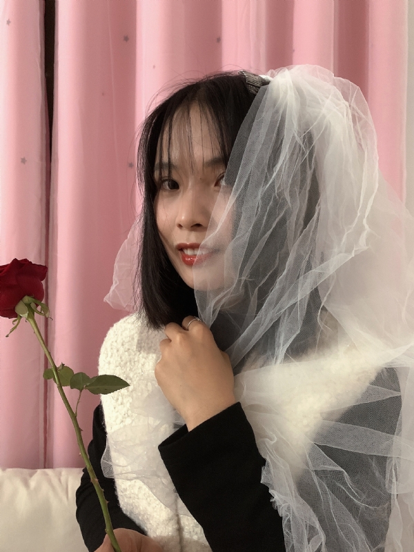 持紫菜包饭的女孩的第一张照片--邢台相亲服务中心