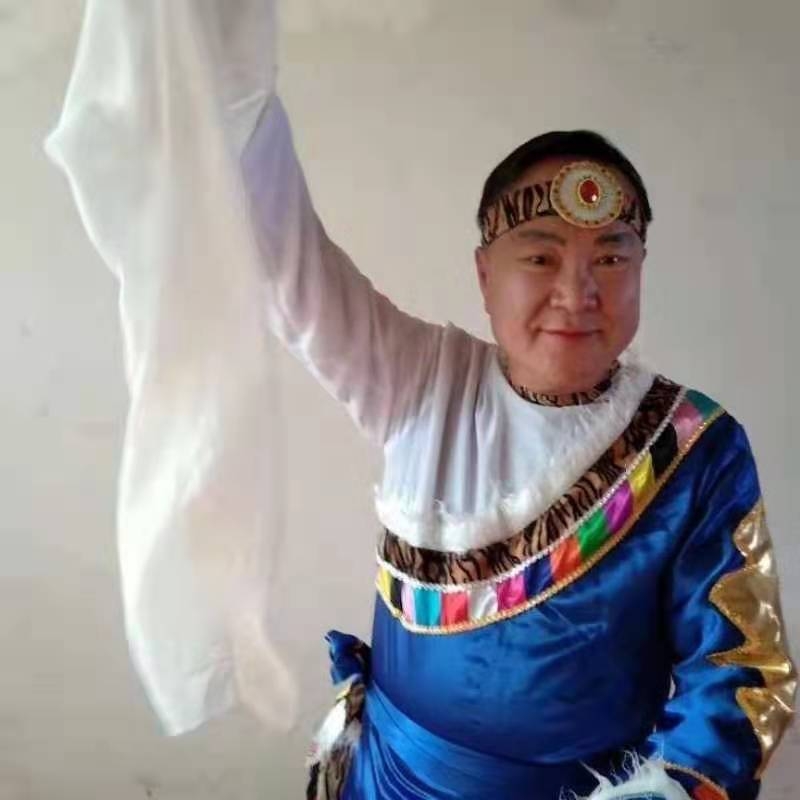 走在冷风中的第一张照片--邢台相亲服务中心