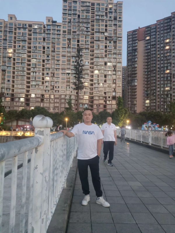 寂寞的男人的第一张照片--邢台相亲服务中心