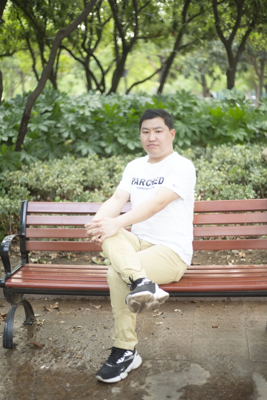 抱着鱼睡觉的猫的第一张照片--邢台相亲服务中心