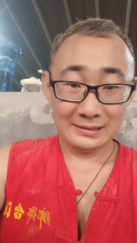 黑黑一笑的第二张照片--邢台相亲服务中心